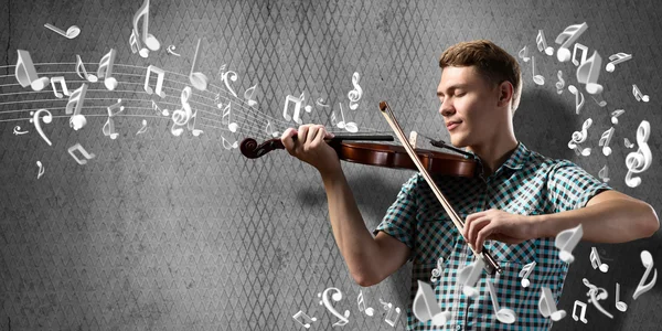 Hombre violinista en casual — Foto de Stock