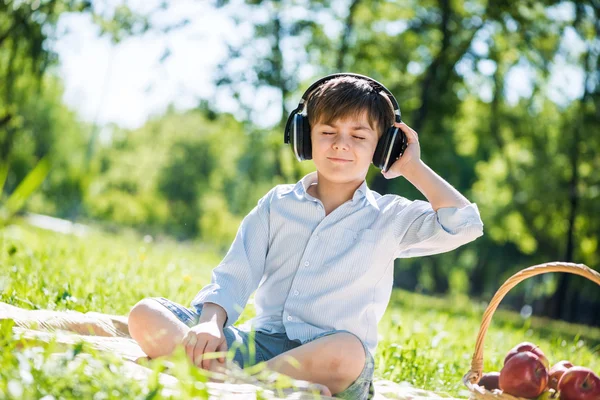 Pojken njuter musik — Stockfoto