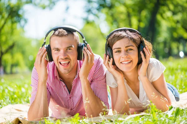 Couple dans parc écouter de la musique — Photo