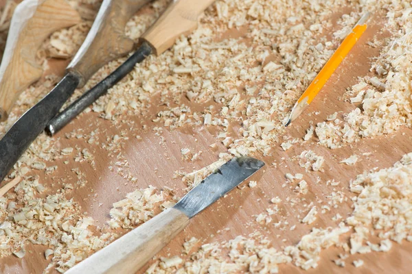 Schreinerwerkzeuge liegen zwischen Sägemehl — Stockfoto