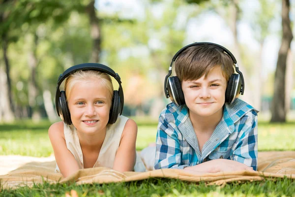 Niños con auriculares — Foto de Stock