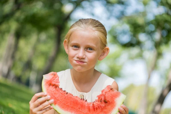 スイカのスライスと子供します。 — ストック写真