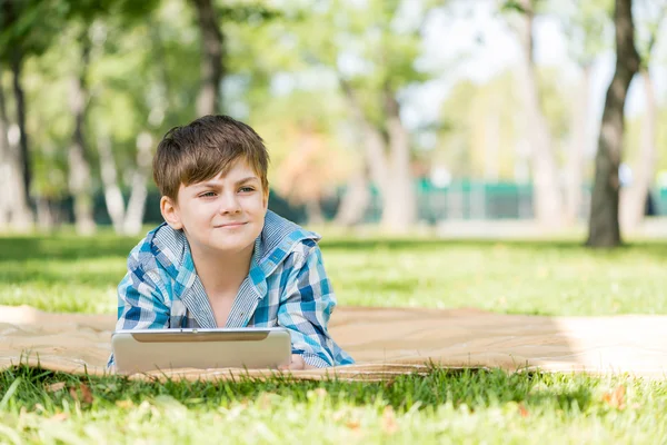 Boy using tablet pc — Stok fotoğraf