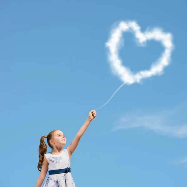 Mädchen mit herzförmiger Wolke — Stockfoto