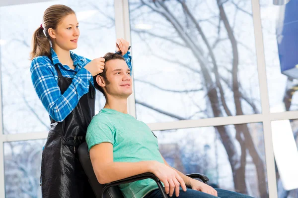 Atrakcyjny fryzjerem a klientem — Zdjęcie stockowe