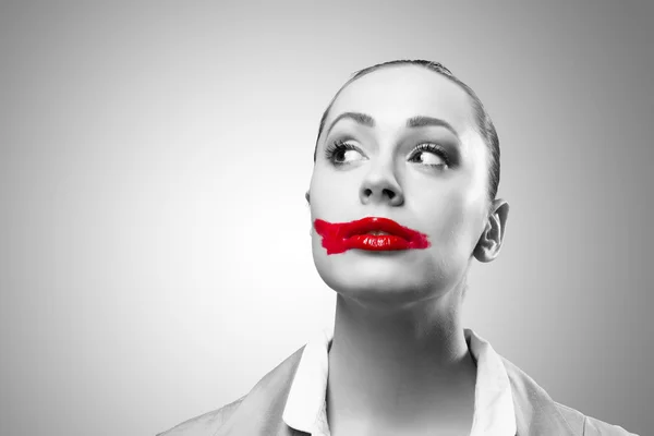 Jeune femme avec une bouche rouge vif — Photo