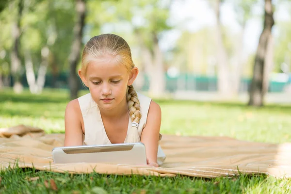 Kind im Park auf Decke liegend — Stockfoto