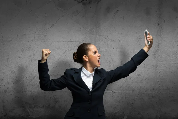 Businesswoman screaming in mobile phone — Stock Photo, Image