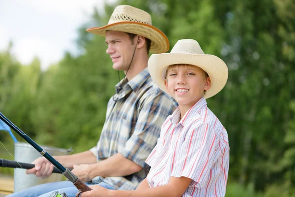 Pai e filho. Pesca de verão — Fotografia de Stock