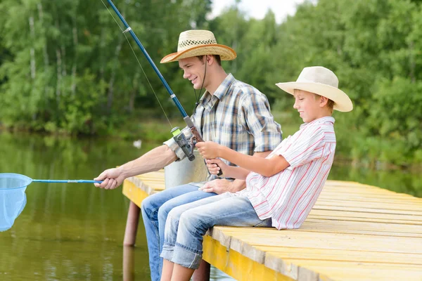 父と息子。夏の釣り — ストック写真