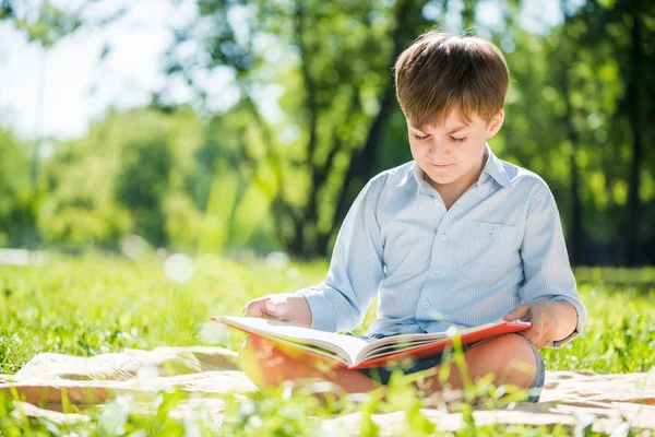 Ragazzo nel parco estivo — Foto Stock