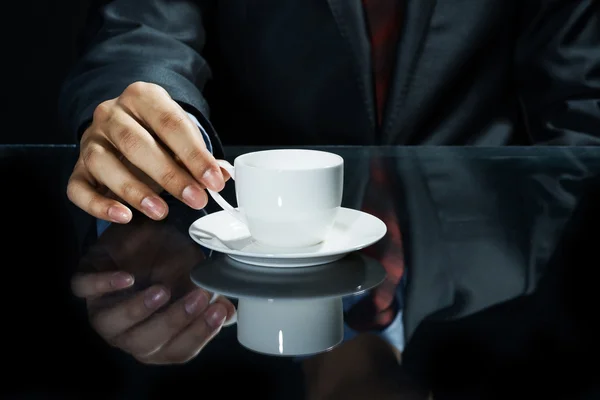 Empresário mão ter uma xícara de café — Fotografia de Stock