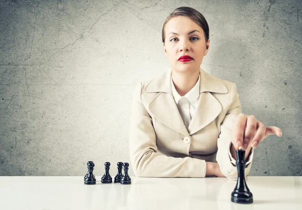 Donna d'affari che gioca a scacchi — Foto Stock