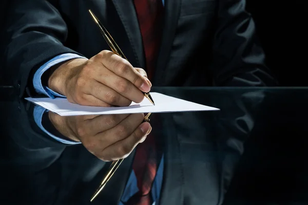 ビジネスマン署名文書 — ストック写真