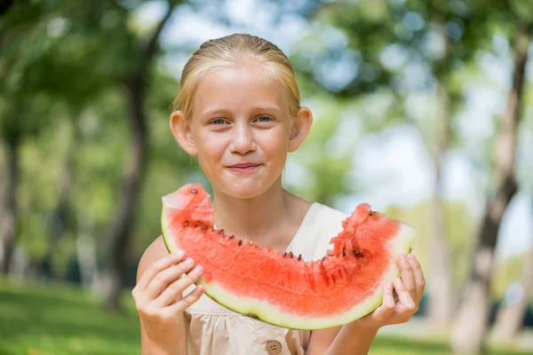 Kind mit Wassermelonenscheibe — Stockfoto