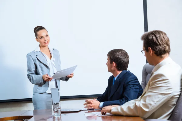 Diskutiert Geschäftsfrau mit Kollegen — Stockfoto