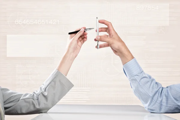 Händer med mobiltelefon — Stockfoto