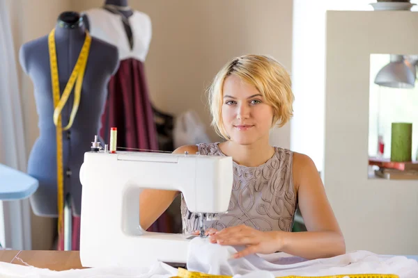 Unga Sempstress i arbetet — Stockfoto