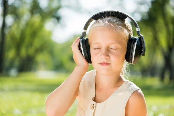 Girl enjoying music — Stock Photo, Image