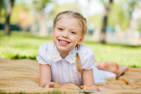 Meisje in zomer park — Stockfoto