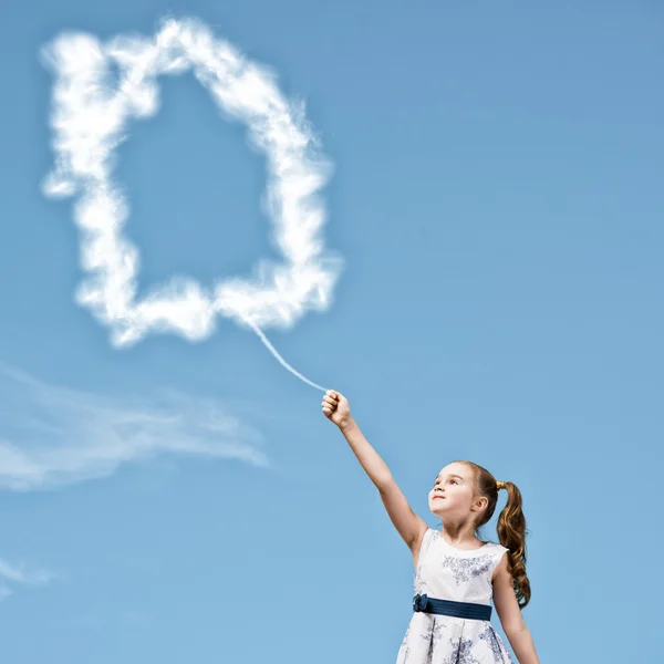 Chica con la casa en forma de nube —  Fotos de Stock