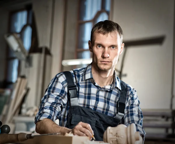 Falegname in uniforme al lavoro — Foto Stock