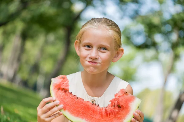 Niño con rebanada de sandía — Foto de Stock