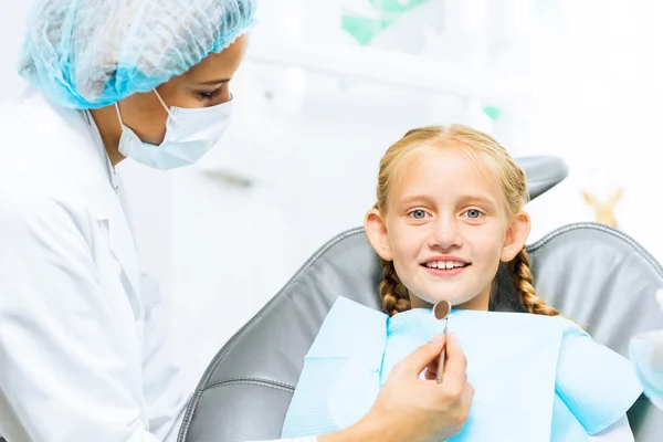 Dentista a inspecionar paciente — Fotografia de Stock