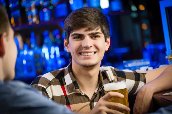一个年轻人在酒吧里的肖像 — 图库照片