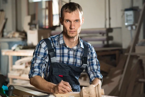 İş yerinde üniformalı bir marangoz — Stok fotoğraf