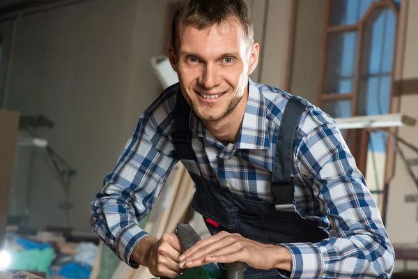 Falegname in uniforme al lavoro — Foto Stock