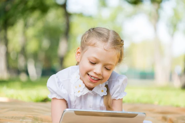 Meisje in zomer park — Stockfoto