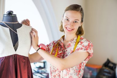 Genç güzel needlewoman