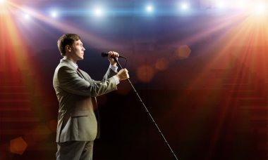 işadamı mikrofon ile