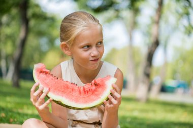 Karpuz dilimi ile çocuk