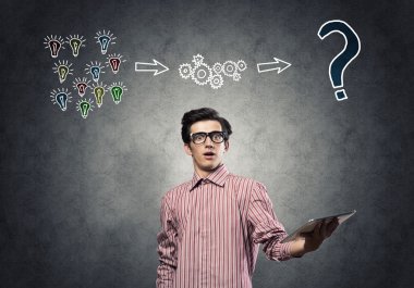 Tablet kullanan adam