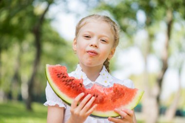 Karpuz dilimi ile çocuk