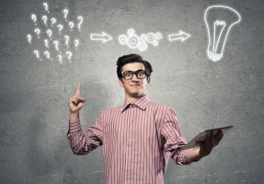 Tablet kullanan adam