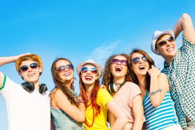 Bir grup mutlu genç insan.