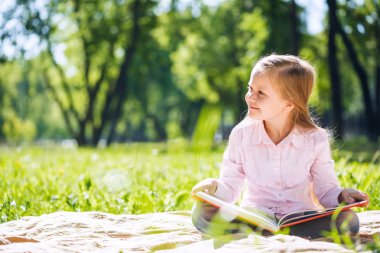 tatlı bir kız parkta