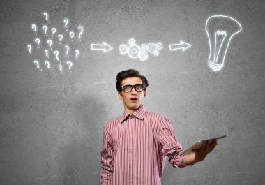 Tablet kullanan adam