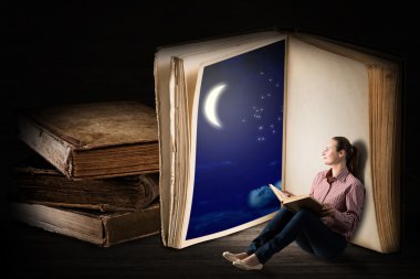 Kitap okuyan genç bir kadın.