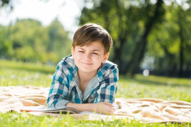 Çocuk battaniye var yalan ve kitap okuma