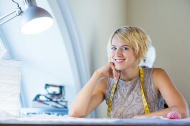 Boyun bantlı needlewoman