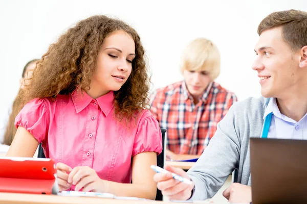 Studenten praten in de klas — Stockfoto