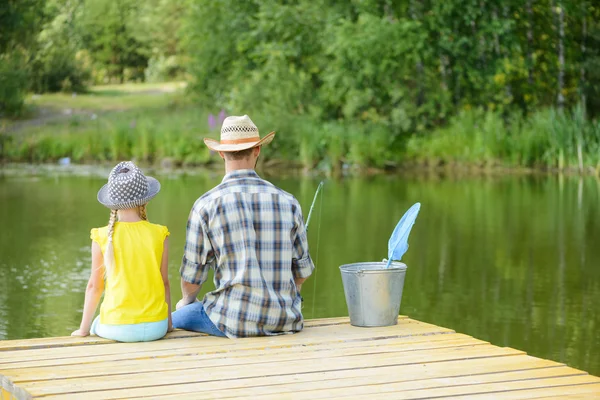 Pai e filha pesca de verão — Fotografia de Stock