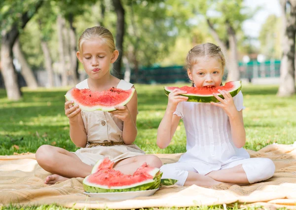 Kids eating watermelon — Stock Photo, Image