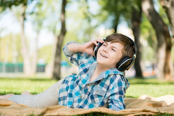 Netter Junge im Park — Stockfoto