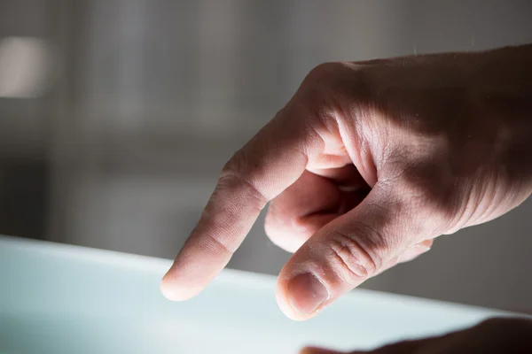 Man using tablet — Stock Photo, Image