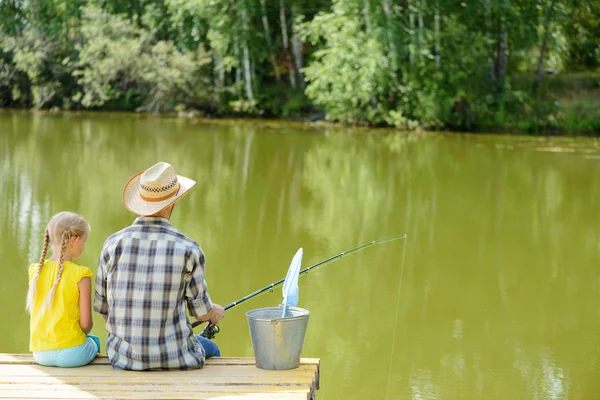 Pai e filha pesca de verão — Fotografia de Stock